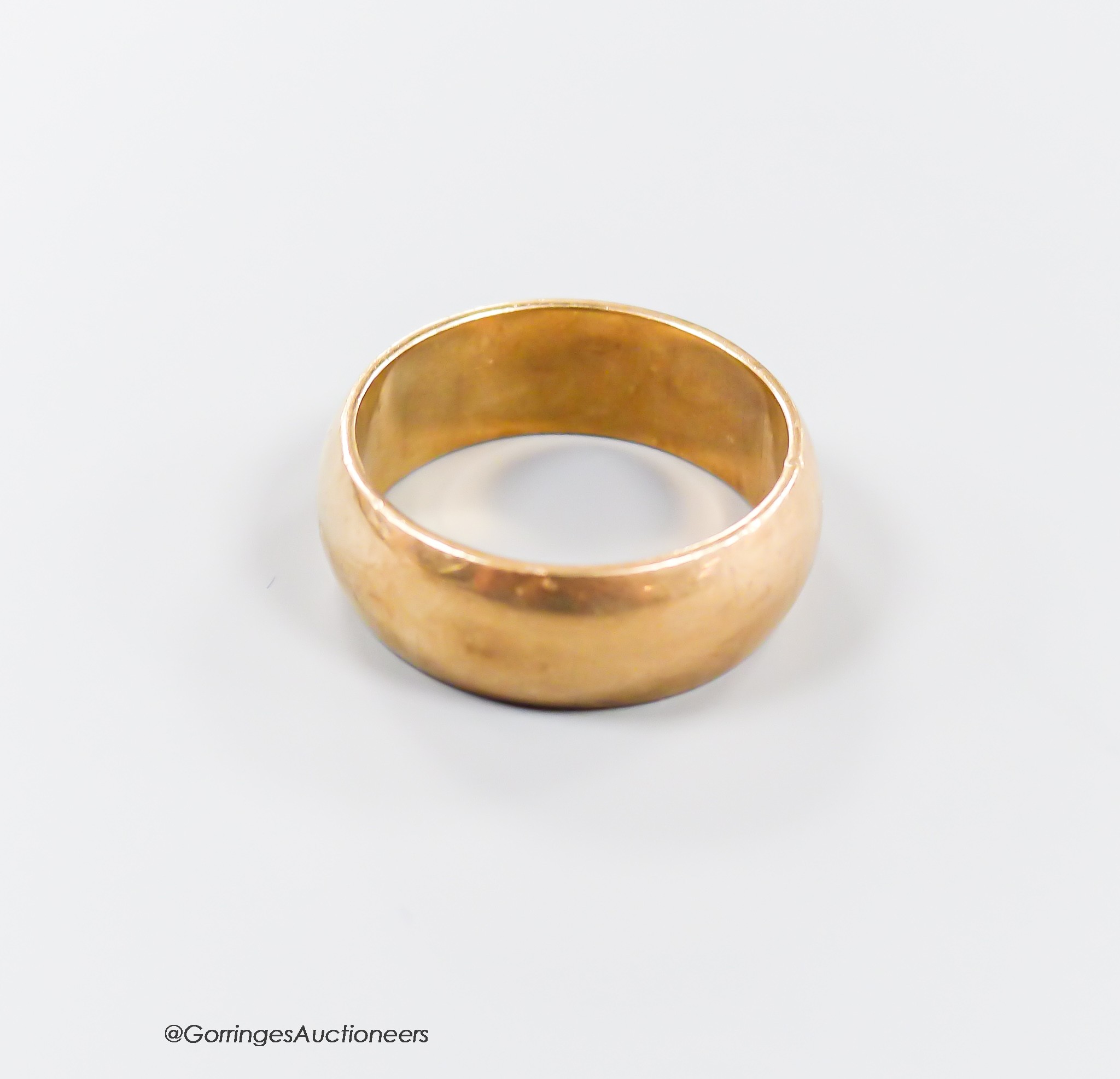 A modern 9ct gold wedding band, size T, 9.2 grams.